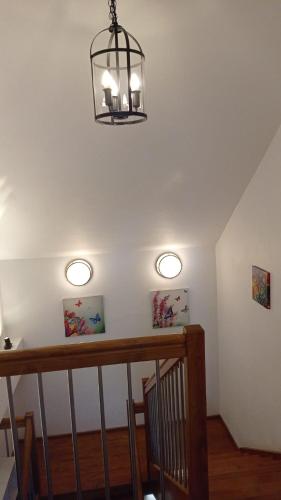 a dining room with a table and a chandelier at Ferienhaus am Bach in Achslach