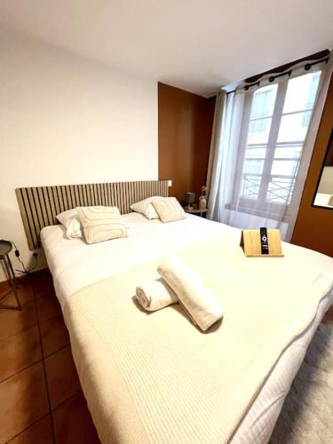 une chambre avec deux lits avec des serviettes dessus dans l'établissement Les chambres de la bastide - 205, à Carcassonne