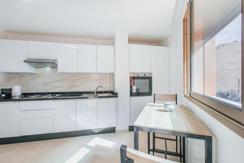 Kuchyň nebo kuchyňský kout v ubytování Migdal Gueliz Apart Hôtel