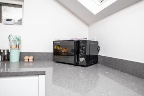 Dapur atau dapur kecil di Stylish & Cosy 2-Bed Apartment in Vibrant Oakwood!