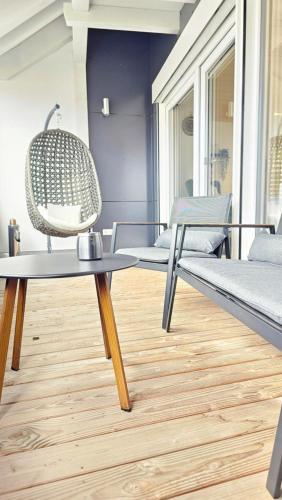 Φωτογραφία από το άλμπουμ του Design-Apartment I Klimaanlage I Balkon I Boxspring I Nespresso σε Weil am Rhein