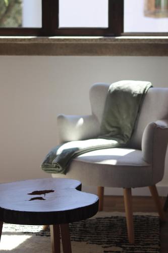 a living room with a chair and a table at Montanha a Lápis in Proença-a-Nova