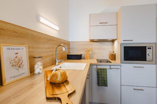 une cuisine avec un évier et un plan de travail dans l'établissement Résidence de Rennes Sainte Thérèse, à Rennes