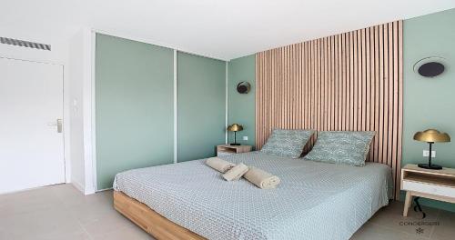 una camera da letto con un letto con due cuscini sopra di Genêts - 47m2 - 4 pers - Cozy - Climatisé a Le Cannet