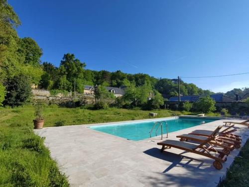 a swimming pool with lounge chairs and a swimming pool at Magnifiques Ecuries juste rénovées - Domaine de la Mulotière in Langeais