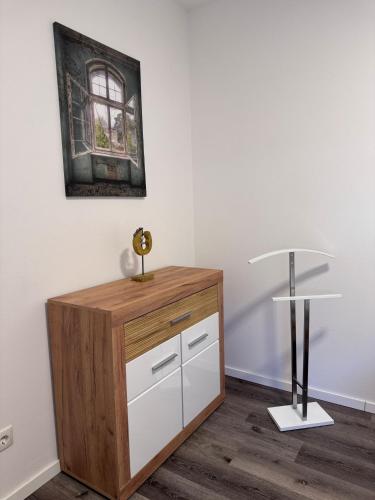 a room with a wooden dresser and a lamp at Sorinas Home WB16 Top 5 in Wagersbach