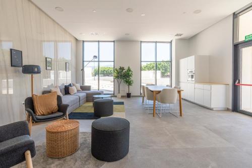 Skyline VI Pool & Coworking by ELE Apartments