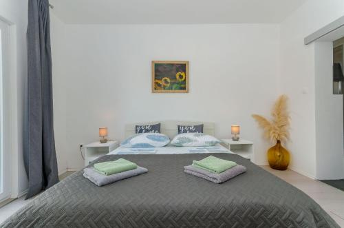 una camera da letto con un letto con due cuscini sopra di Apartments Bartz a Jelsa (Gelsa)