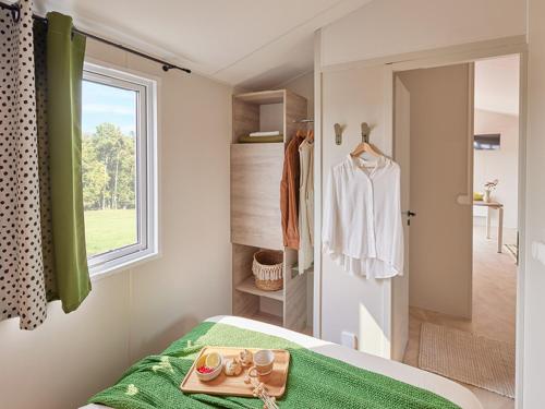 Domaine de l'Epinette في Châtillon: غرفة نوم بسرير ونافذة وحمام