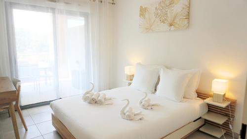 - une chambre dotée d'un lit avec deux cygnes dans l'établissement T2, parking, balcon, Mer & Plages By Palmazur, à Théoule-sur-Mer