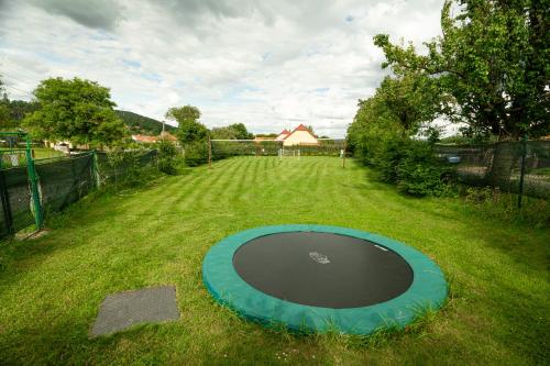 a blue circle in the middle of a grass field at Chalupa Měňany - Karlštejn in Beroun