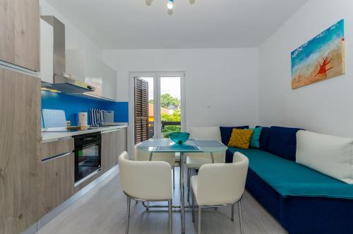 un soggiorno con un divano blu e un tavolo di Apartments Bartz a Jelsa (Gelsa)