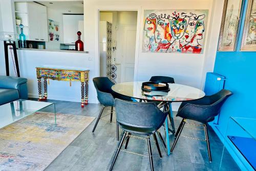 une salle à manger avec une table et des chaises dans l'établissement Cannes - Croisette - Palais des Festivals, à Cannes