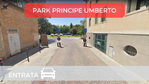 an empty street with a sign that reads park pineappleartment at Este-Padova Suite storica Torre civica in Este