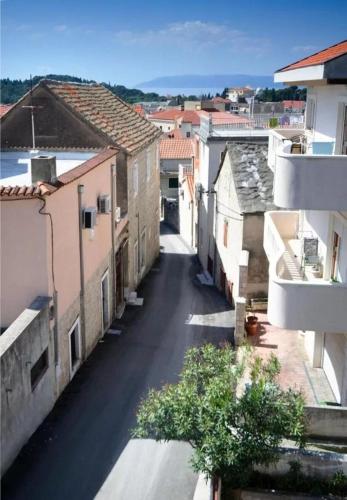 an empty street in a city with buildings at Apartment Ljubav in Makarska