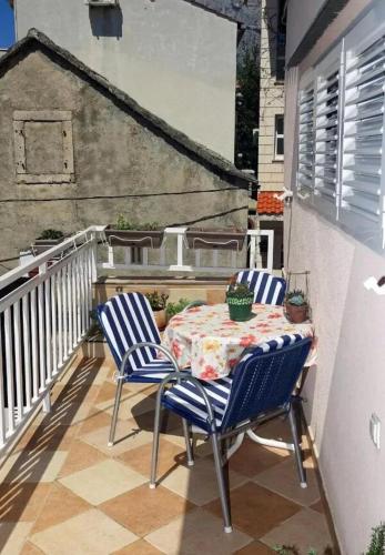 a balcony with a table and chairs on a patio at Apartment Ljubav in Makarska