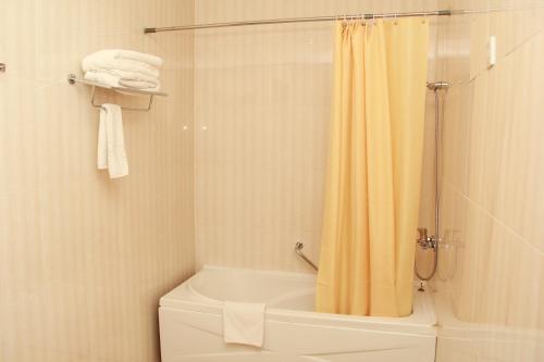 A bathroom at Taj Palace Hotel