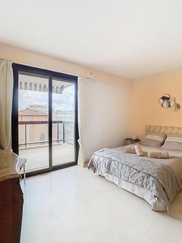 une chambre avec un lit et une grande fenêtre dans l'établissement Parc - 4 pers 60m2 - Piscine - Climatisé, à Cannes