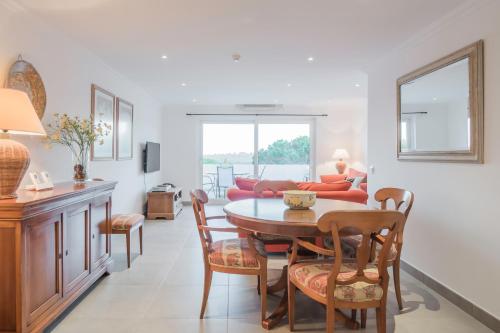 a living room with a table and a couch at Apartamentos Valverde - Quinta do Lago in Quinta do Lago