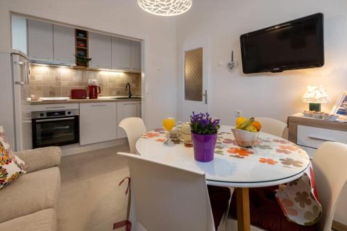 a kitchen and living room with a table and chairs at Apartment Ljubav in Makarska