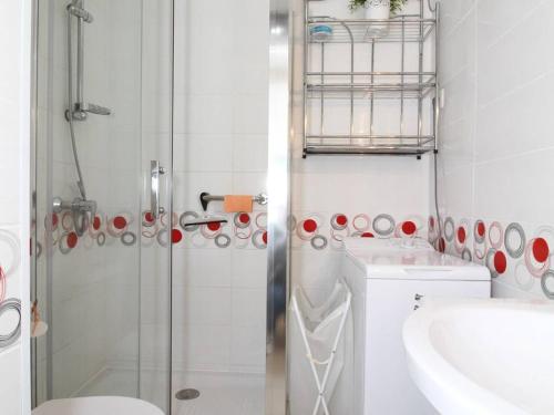 une salle de bain avec une douche, des toilettes et un lavabo dans l'établissement Charmant T1 avec grande terrasse, climatisé, proche des Thermes, équipé lave-vaisselle et lave-linge - FR-1-553-43, à Balaruc-les-Bains