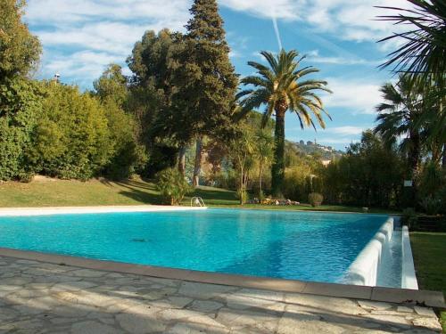 une piscine avec une fontaine dans un parc dans l'établissement Parc - 4 pers 60m2 - Piscine - Climatisé, à Cannes