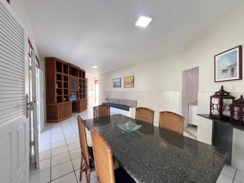a dining room with a table and chairs at Casa Mares in Estância