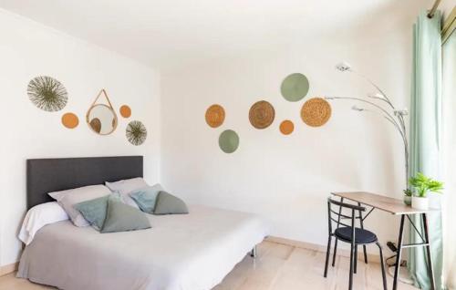 une chambre blanche avec un lit et un bureau dans l'établissement Ariane - Studio 23m2 - 5 min Plage - Climatisé, à Cannes