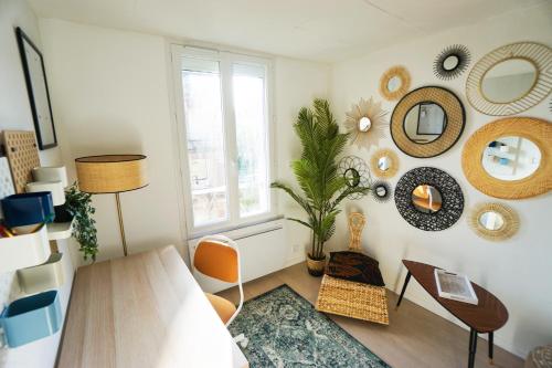 un soggiorno con specchi sul muro di 2 pièces "Les Nuits Douces" - Calme et Lumineux - Gare à 10 min - Tram à 3 min a Le Havre