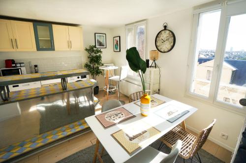 un salon avec une table et une cuisine dans l'établissement 2 pièces 