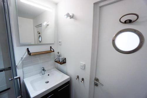 un bagno bianco con lavandino e specchio di 2 pièces "Les Nuits Douces" - Calme et Lumineux - Gare à 10 min - Tram à 3 min a Le Havre