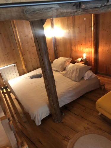 sypialnia z 2 łóżkami w pokoju z drewnianymi ścianami w obiekcie Mon Roc - Maison de montagne atypique avec vue w mieście La Grave