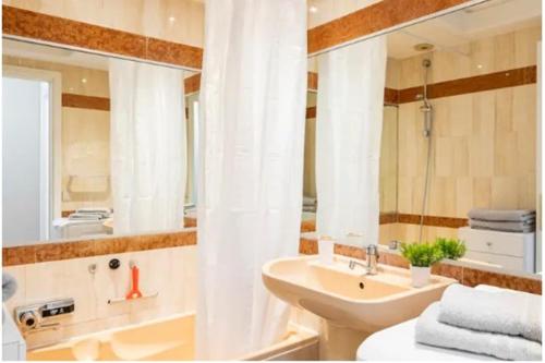 une salle de bain avec un lavabo et un miroir dans l'établissement Ariane - Studio 23m2 - 5 min Plage - Climatisé, à Cannes