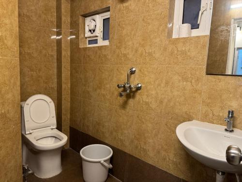 コルカタにあるThe ViewHouse Studio 1BHKのトイレと洗面台付きのバスルーム