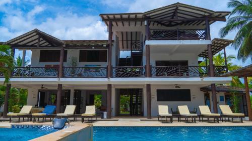 une villa avec piscine et un resort dans l'établissement Coconuco Beach Palomino, à Palomino