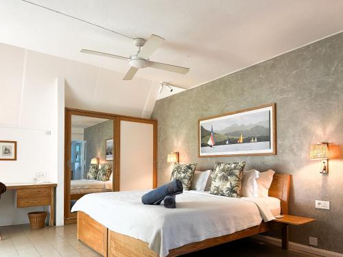 a bedroom with a bed with a teddy bear on it at Blue Bird in Pereybere
