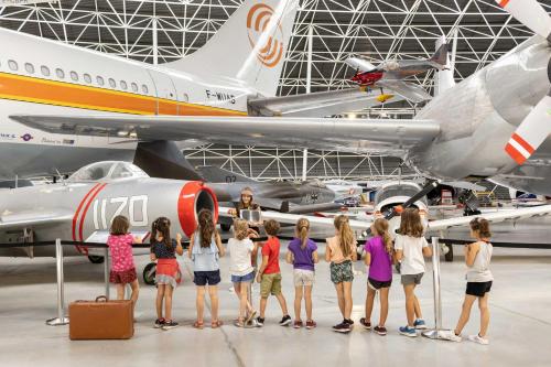 a group of children standing in front of an airplane at Cœur Capitole 122m2- Clim - Parking - Ascenseur- Métro in Toulouse