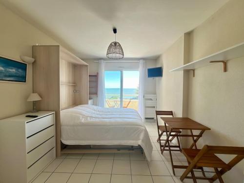 une chambre avec un lit et une vue sur l'océan dans l'établissement Studio vue mer Saint Palais sur Mer, à Saint-Palais-sur-Mer