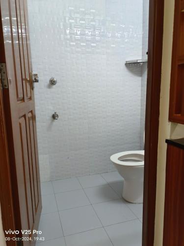 Bilik mandi di VVP service Apartments