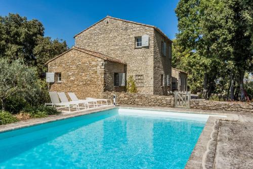 une maison avec piscine devant un immeuble dans l'établissement La Luberone, à Ménerbes