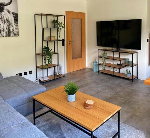 ein Wohnzimmer mit einer Couch und einem Couchtisch in der Unterkunft FeWo 26 in Willingen