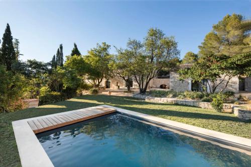 une piscine dans la cour d'une maison dans l'établissement Mas des Olivades, aux Baux-de-Provence