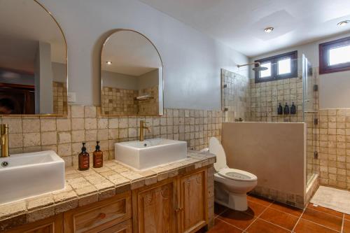 a bathroom with two sinks and a toilet at Preciosa casa, Antigua Guatemala in Antigua Guatemala