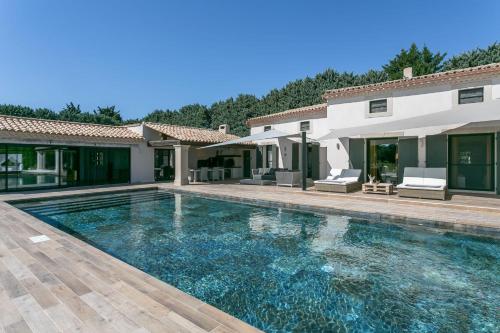 une piscine devant une maison dans l'établissement La Villa Suarela, à Cavaillon