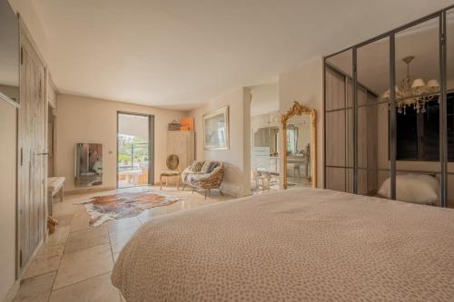 une chambre avec un grand lit et un salon dans l'établissement La Villa Suarela, à Cavaillon