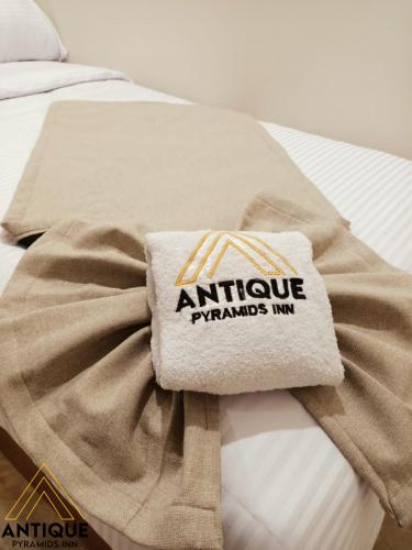 Ένα ή περισσότερα κρεβάτια σε δωμάτιο στο Antique Pyramids Inn