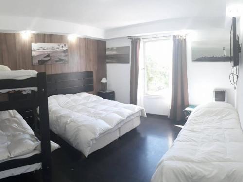 ein Schlafzimmer mit zwei Betten und einem Fenster in der Unterkunft Miras Del Mar in Puerto Madryn