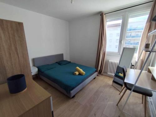 - une chambre avec un lit doté d'un oreiller jaune dans l'établissement L'eskale, à Valence