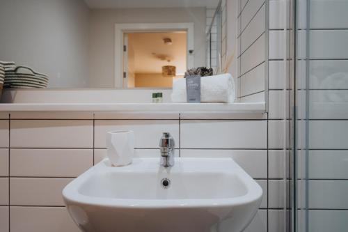Richmond Row Apartments - Free On-Site Parking, WiFi & EV photo 156