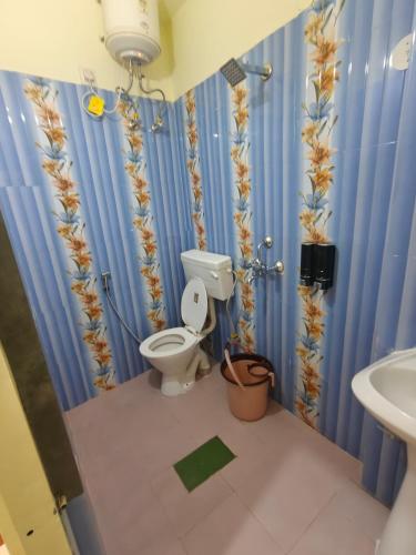 a bathroom with a toilet and a sink at Mild Life Hostel Rishikesh in Rishīkesh